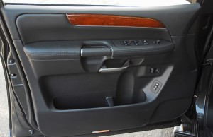 2010InfinitiQX56InstrumentDoorTrim01small