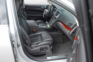2010LincolnMKTFrontSeats01small