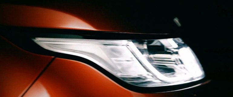 The headlight of the 2014 Range Rover Sport