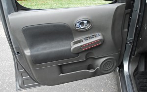 2009nissancubedoortrim01small