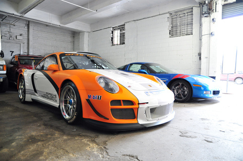 Jalopnik Spots A Porsche 911 GT3R Hybrid in NYC Parking Garage