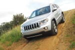 2011JeepGrandCherokeeHeadonActionTopHillTiltsm001