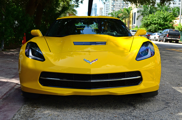 Включи желтую машину. Chevrolet c7 Yellow. Corvette c7 Yellow. Желтое Шевроле Корвет 2000 Рестайлинг. Шевроле Корвет с7 спереди.