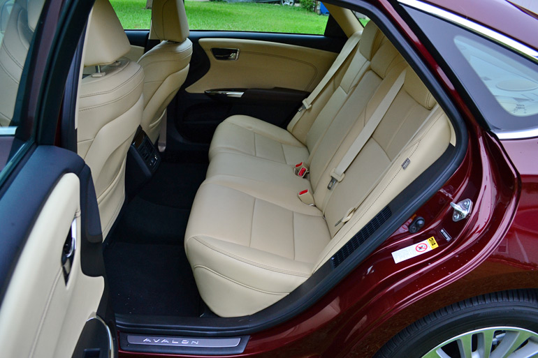 2013-toyota-avalon-hybrid-rear-seats