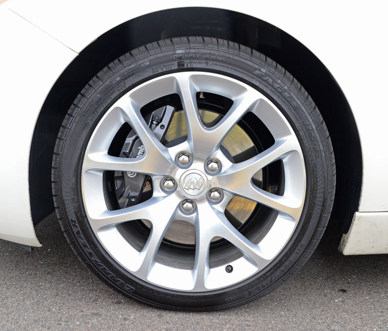 2014-buick-regal-gs-wheel-tire-brembo-brakes