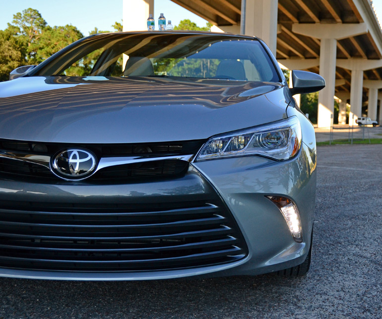 2015-toyota-camry-front-close