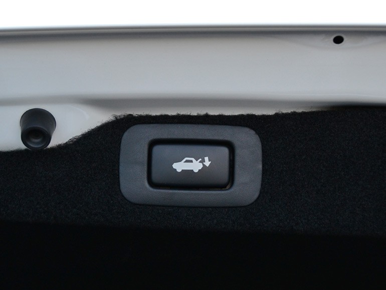 2014lexusgs450hpowertrunkbutton Automotive Addicts