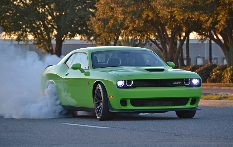 2015-dodge-challenger-srt-hellcat-burnout