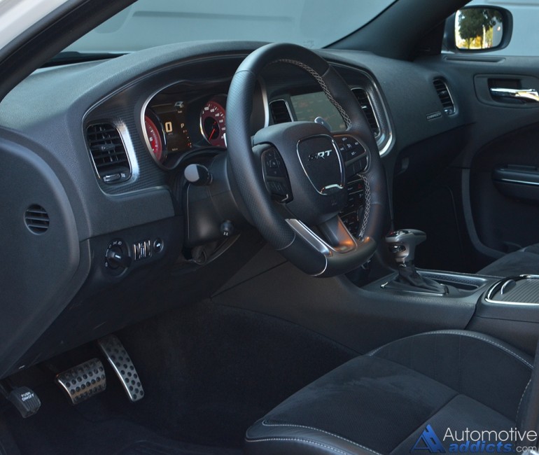 2015-dodge-charger-srt-hellcat-dashboard