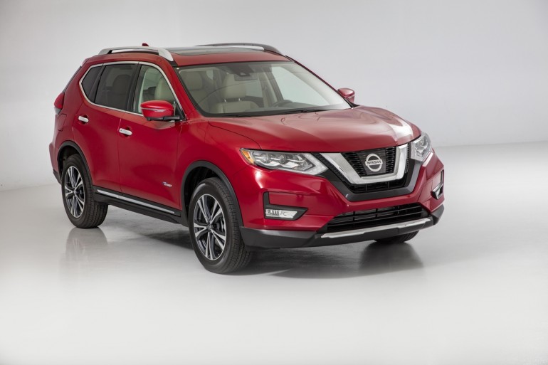 The 2017 Rogue offers updated exterior styling – which includes a new front fascia with integrated fog lamps, bumper, Nissan signature V-Motion grille and revised headlights with LED signature Daytime Running Lights – designed to enhance Rogue’s robust, dynamic presence.