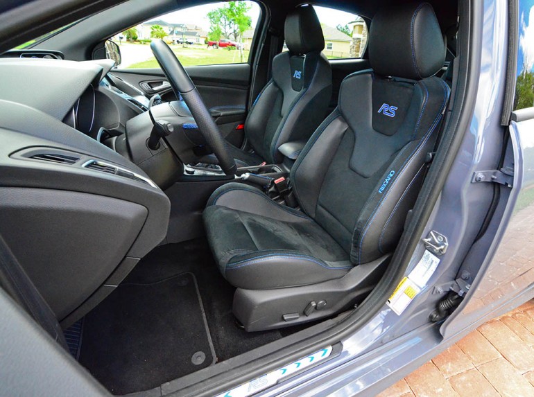 2017-ford-focus-rs-front-seats