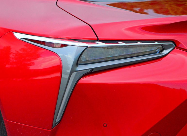 2018-lexus-lc500h-tail-light-detail