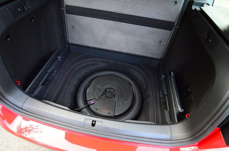 2017-volkswagen-golf-alltrack-cargo-under-floor