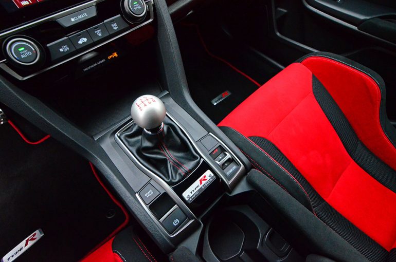 2017-honda-civic-type-r-shifter