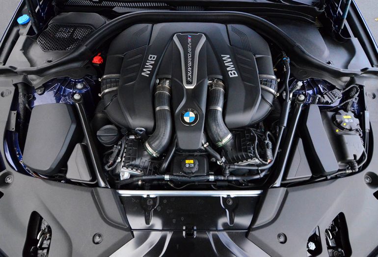 2018-bmw-m550i-xdrive-engine
