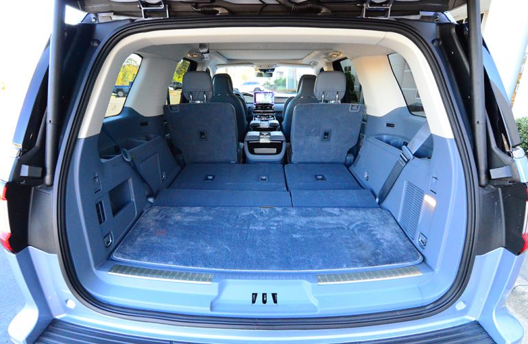 2018-lincoln-navigator-black-label-cargo-third-row-down