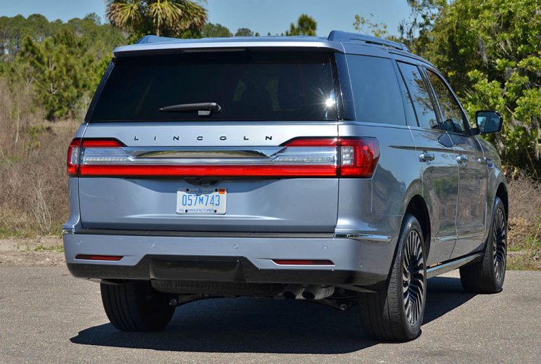 2018-lincoln-navigator-black-label-rear-2