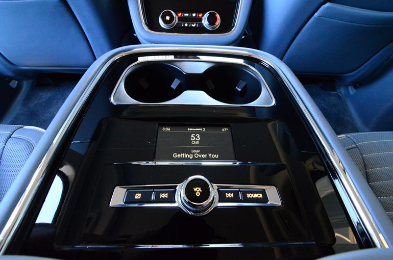 2018-lincoln-navigator-black-label-second-row-console
