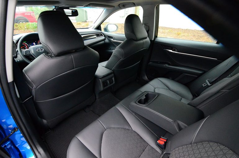2018-toyota-camry-xse-v6-cabin