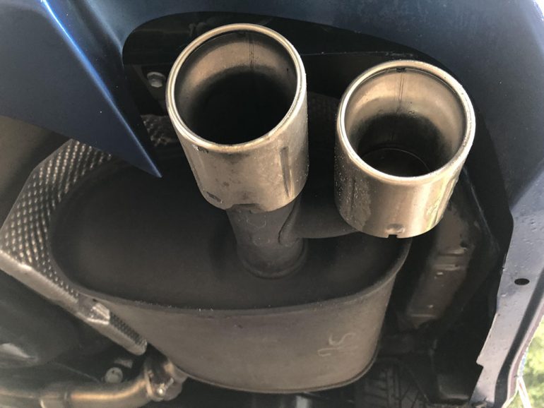 2018-toyota-camry-xse-v6-center-exhaust