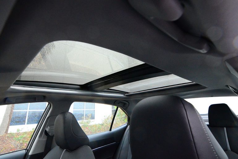 2018-toyota-camry-xse-v6-panoramic-roof