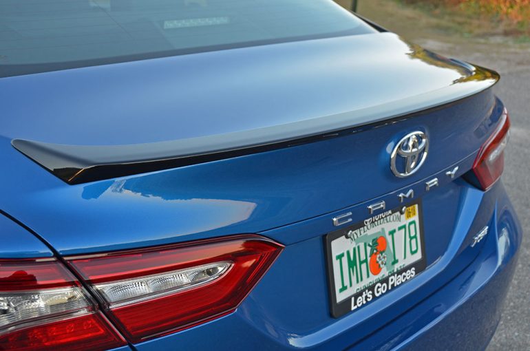 2018-toyota-camry-xse-v6-spoiler