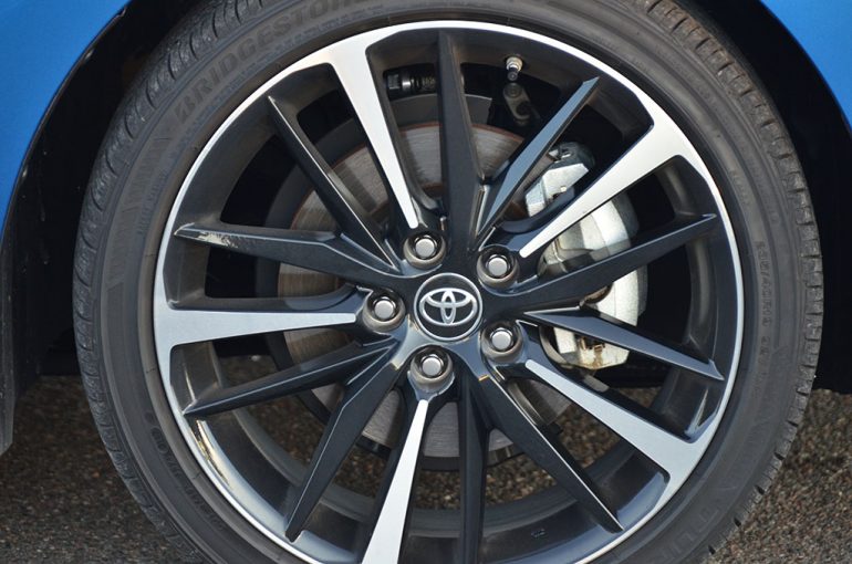 2018-toyota-camry-xse-v6-wheel-tire
