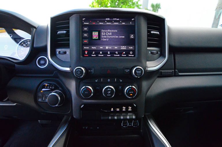 2019-ram-1500-crewcab-bighorn-sport-4x4-center-dash