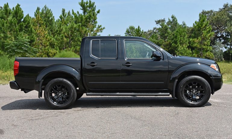 2018 nissan frontier v6 midnight edition 4x4 side