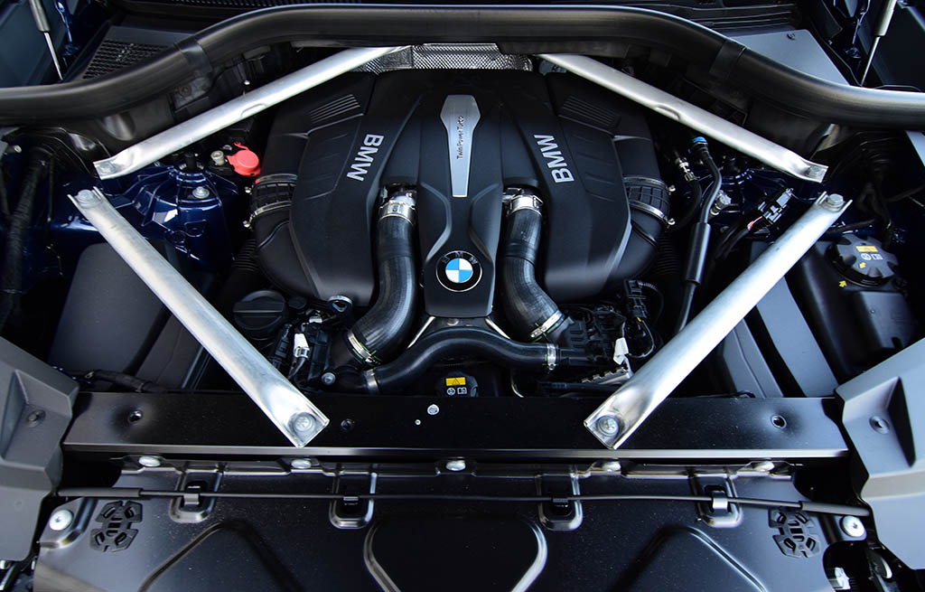 Bmw x6 двигатели. X5 m50d под капотом. BMW x5 m50 engine. BMW x7 двигатель. BMW x5 2019 двигатель.