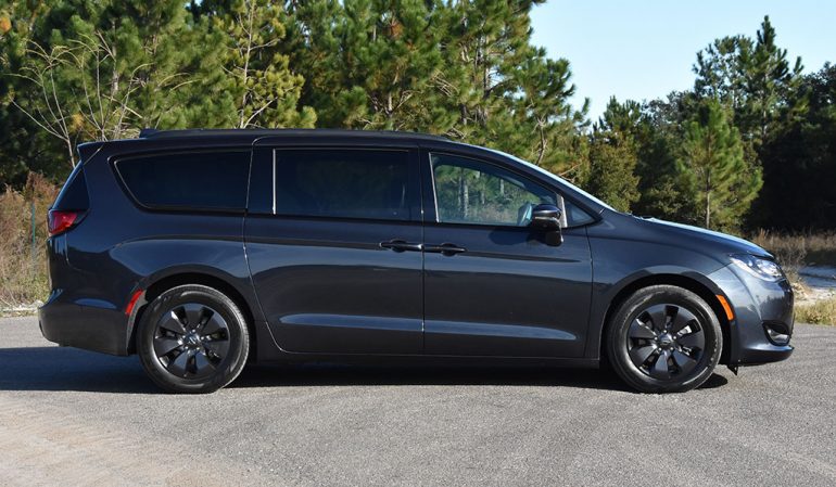 2019 chrysler pacifica hybrid side