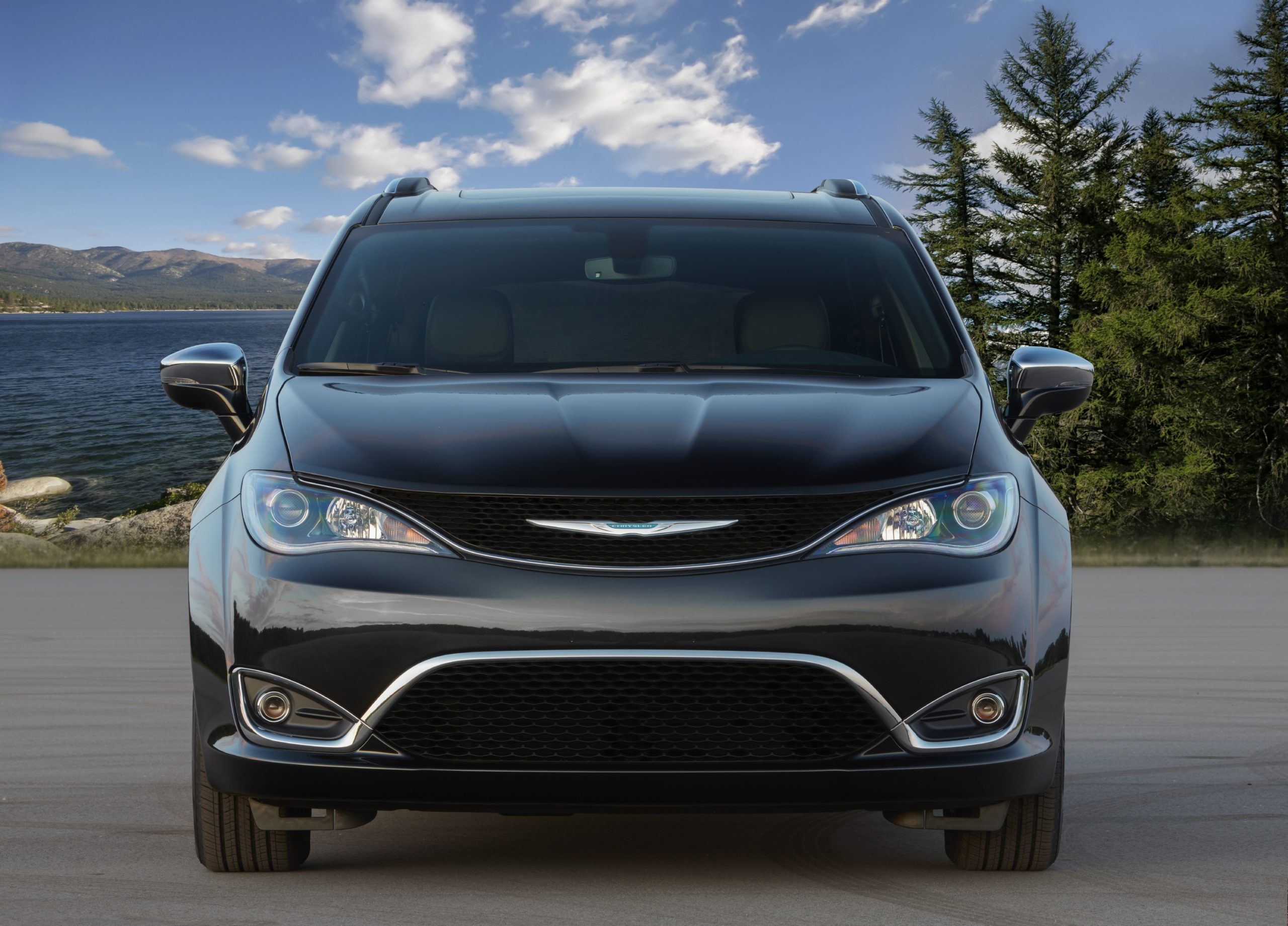 2020 Chrysler Pacifica Hybrid Continues to Impress Automotive Addicts