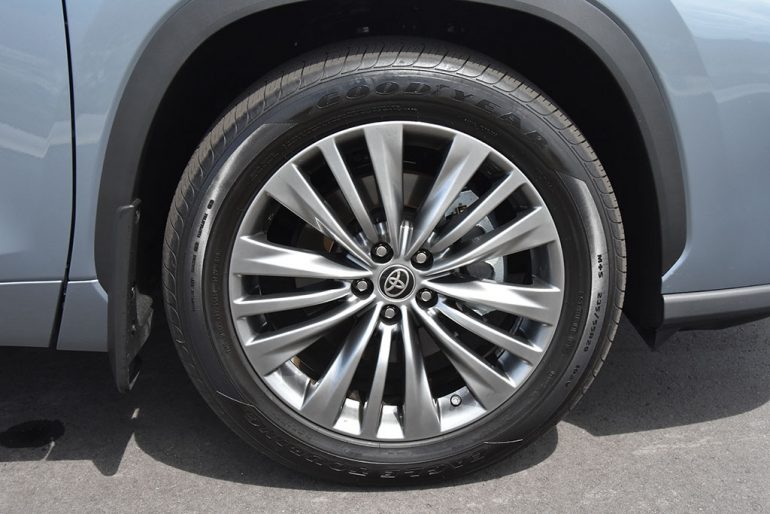 2020 toyota highlander platinum wheel tire 770x514