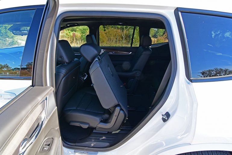 2021 cadillac xt6 seat access