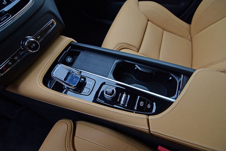 2021 volvo xc90 recharge t8 shifter