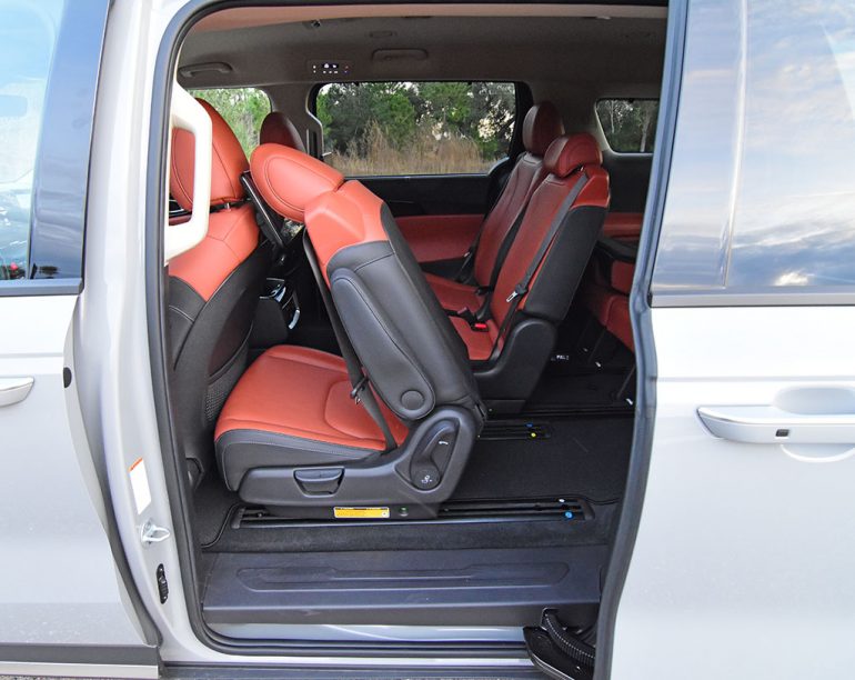 2022 kia carnival sx 3rd row seats access