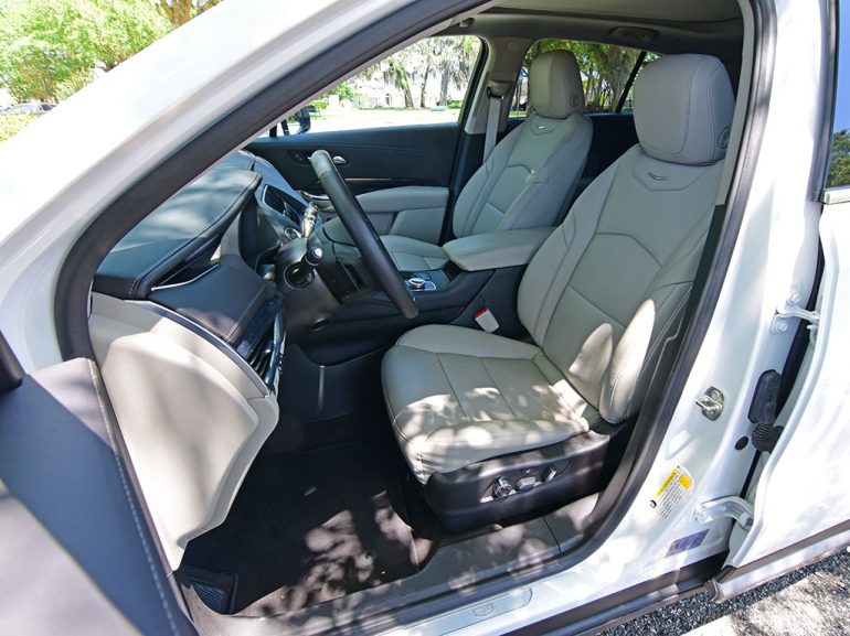 2022 cadillac xt4 front seats