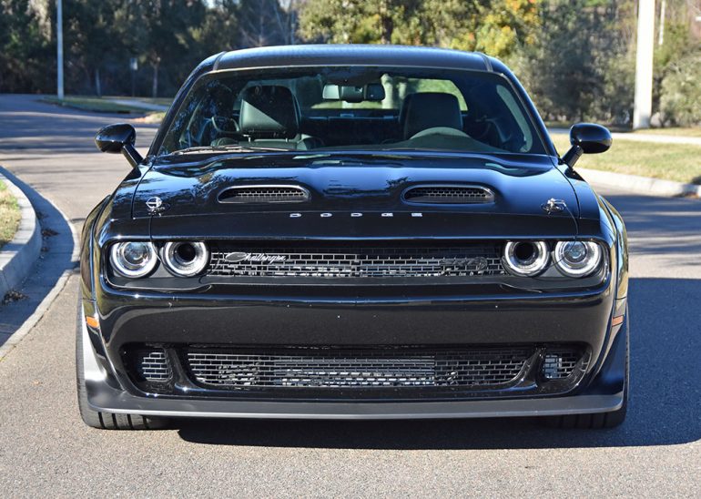 2023 dodge challenger fantasma negro frente