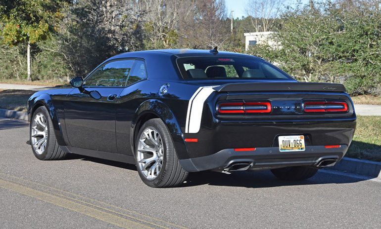 2023 dodge challenger fantasma negro trasero