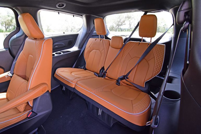 2023 chrysler pacifica pinnacle phev third row seats