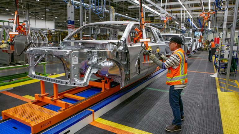 5,000 Workers at GM’s Tahoe/Suburban, Yukon, Escalade Texas Plant Join UAW Strike Halting Production