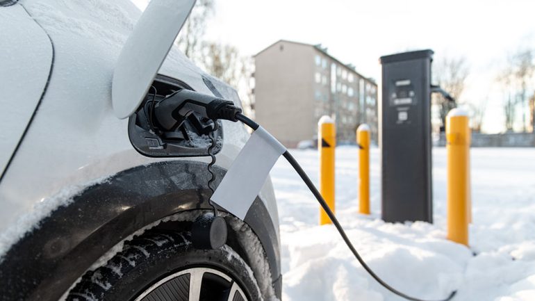 Edmunds Outlines What EV Owners Need to Know about Wintertime Driving