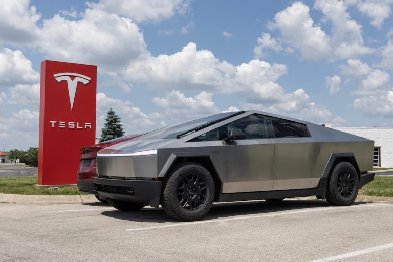 “Tesla” satışda çökdü – siyasi risklər, zəif tələb və gecikən məhsullar