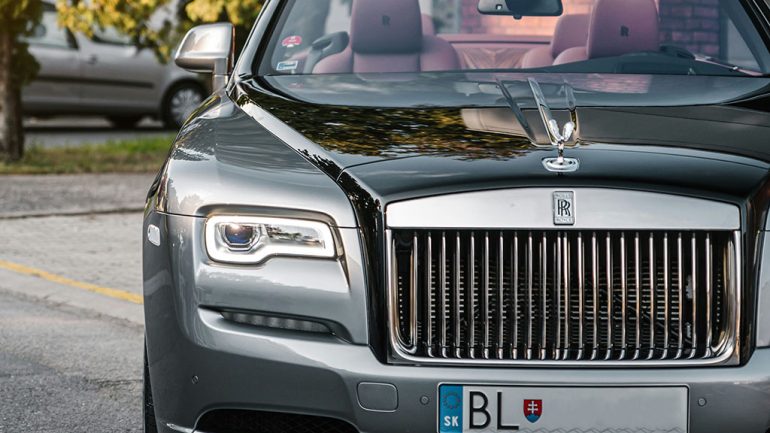 What to Look for When Choosing a Luxury Car Rental