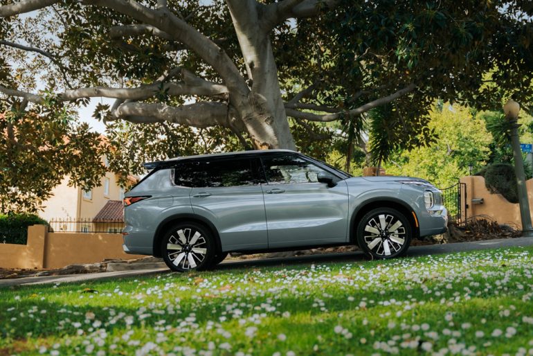 2026 Mitsubishi Outlander side