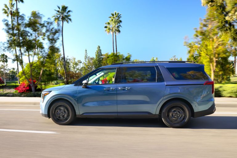 2026 Kia Carnival side