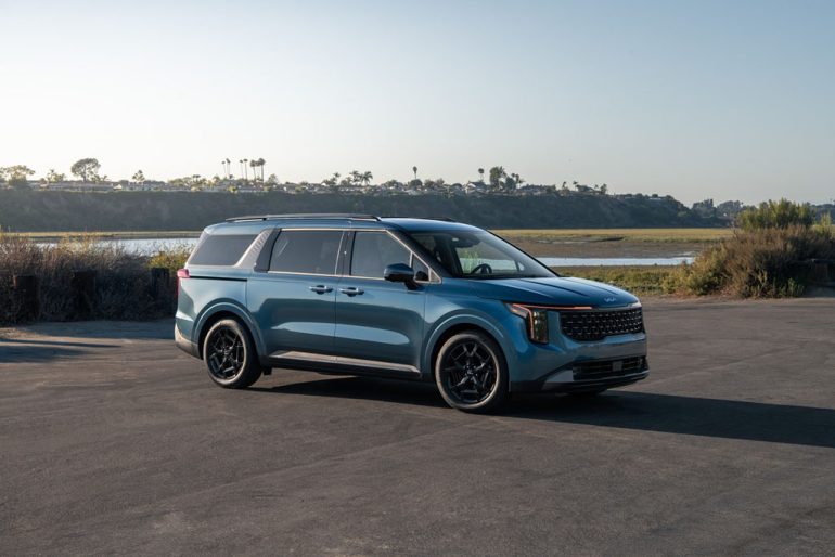 2026 Kia Carnival side