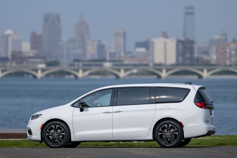 2026 Chrysler Pacifica side