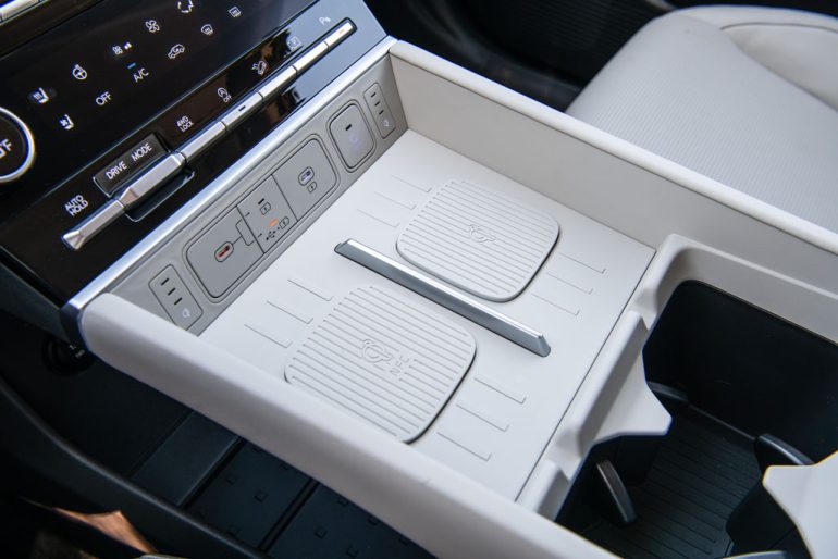 2027 hyundai santa fe smartphone wireless charging pads